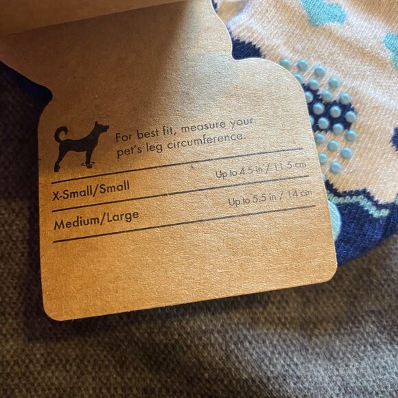 Pup Crew Dog Socks Medium/Large Non-Slip Tan Heart Zig Zag Design NEW - Picture 2 of 6